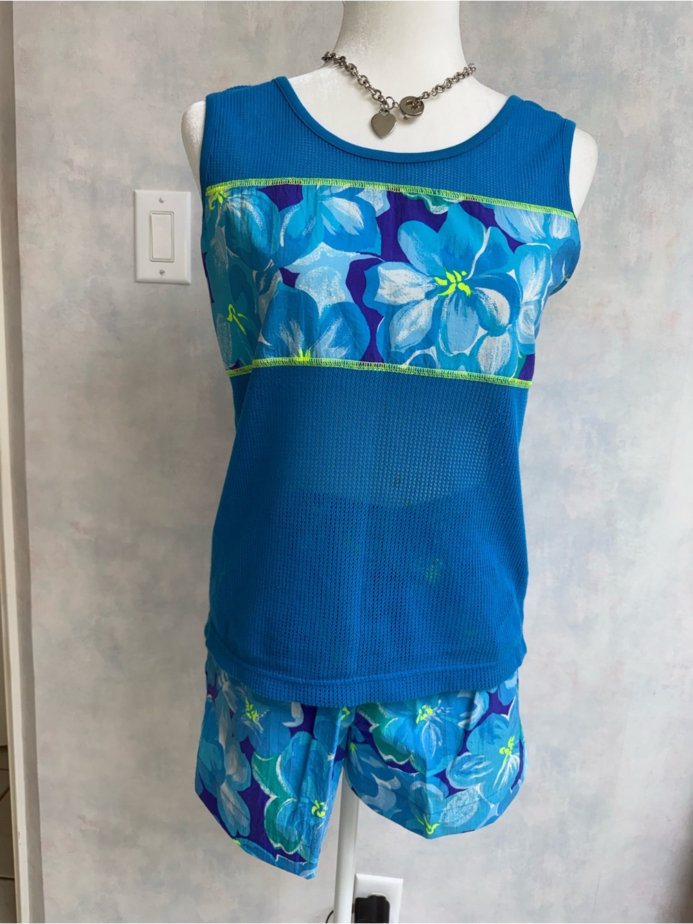 Liz Sport Petite 2 pc Short Set w Matching Top. Like New, Vibrant Blue Colors - Picture 2 of 13